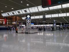 羽田空港から２時間かけて移動してきました
成田空港のターミナル内が閑散としています
こんな光景は初めてです
中国武漢でのコロナウィルスの流行により
春節の時期で中国国内からの団体客の出国規制が発令されたことも影響が台かと思いました