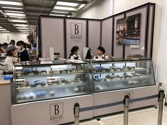 東京・新宿『NSビル』「サロン・デュ・ショコラ 2020」Nゾーン

【BERNACHON（ベルナシオン）】の写真。

フランス／リヨン

2019年10月、パリに新店舗がオープン！おめでとうございます。
サロン・デュ・ショコラの主のような存在ですwww
いつもいらっしゃるのに、ベルナシオン氏がいません。

1953年創業のリヨンの老舗。いち早く「Bean to Bar」に取り組むなど
ショコラ界では特別な存在として知られるメゾン。
当時から中南米のカカオ豆を仕入れ、自社で加工しています。
現在、3代目。伝統の味を守りながらも進化し続けています。