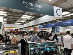 東京・新宿『NSビル』「サロン・デュ・ショコラ 2020」Cゾーン

【Patrick ROGER（パトリック・ロジェ）】の写真。

フランス／パリ郊外ソー地区

以前、現地で「カラー」をお土産に購入しました。
このあと、2020年3月にパリに行った際も購入しました。

2000年にMOFを取得。数々の受賞歴を誇りC.C.C.でも輝かしい存在感を
放っています。
2018年のルレ・デセールの表彰でベストショコラティエに。
同年、フランスの最高勲章として知られるレジオン・ドヌール勲章
シュヴァリエ受勲も大きなニュースになりました。