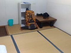 4日間お世話になる宿に到着　部屋は4畳半にエアコン・扇風機・テーブルのみでシャワールーム・トイレは共同・食堂と喫煙室があります　WiFiは完備