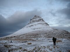 みんな大好きKirkjufell Mountain。スナイフェルスネース半島随一のパワースポット。確かに本物が見えてきたときは感動した。この角度からが一番美しいからか、こういう写真しか見ないけど、実物はずいぶん複雑な形をしていて、見る角度によって見え方が変わる、不思議な山。