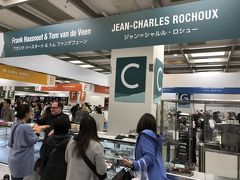 東京・新宿『NSビル』「サロン・デュ・ショコラ 2020」Cゾーン

【JEAN-CHARLES ROCHOUX（ジャン＝シャルル・ロシュー）】の
写真。

フランス／パリ

2018年1月18日に日本初上陸した際に表参道店を訪れました↓

<原宿・表参道・溜池山王でスイーツめぐり★ 日本初上陸！
パリのショコラトリー【パスカル・ル・ガック】赤坂、
【シャルマン・グルマン】青山、【ジャン-シャルル・ロシュー 東京】、
韓国発「カカオフレンズ」の人気キャラクター「APEACH」との
コラボショップ＆カフェ【アピーチ表参道】＆
【スタジオ カカオ フレンズ】がオープン！ 限定スイーツ＆グッズ、
2/14韓国コスメ【VTコスメティクス】原宿店がオープン☆彡 
店内にはBTS（防弾少年団）>

https://4travel.jp/travelogue/11457167

2004年に独立し、パリのサンジェルマン地区にブティックをオープン。
「ショコラを至福の芸術に」というコンセプトのもと作られる
アーティスティックなショコラは大人気。
箱などに使われているクロコダイル柄は、メゾンのアイコン。