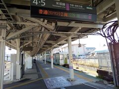 　つばさ号は米沢駅で下車。米坂線に乗り換えです。起点と終点の頭文字を取った如何にも国鉄風の名前を持つこの路線は紅葉と豪雪で知られています。一方夏の車窓は凡庸なもので以前8月に乗ったときはただ濃い緑の夏草が生い茂るだけで特に何の感動もなかったので、次は絶対秋か冬に乗ってやろうと思っていました。
　待っていた車両はキハ１１０系。東日本ならどこにでもある気動車。発車直前に結構多くの座席が埋まりました。