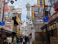 大阪といえばの通天閣～！大阪っぽい、ド派手な看板がいっぱいで楽しい！次は夜に来てみたいなあ。