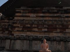 ジェータワナ ラーマヤ。ここの仏塔は離れた場所にあるためか、参拝者も少なくのどかな雰囲気でした。