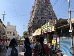 そんな道を歩いていて見えてきたのが次の目的地、カーパーレーシュワラ寺院。
ヒンドゥー教のお寺で、シヴァ神を祀っています。