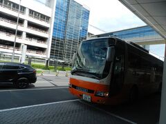 10分ほど遅れて羽田空港に到着。
羽田～成田間の移動は、リムジンバスを使いました。
電車で行く方が運賃は安いのですが、大きなスーツケースを持って電車に乗るのは大変なので、事前にリムジンバス予約しておきました。このバスは予約で満席だったので、予約しておいて良かったです。
羽田～成田間3100円かかります。ちょっと高い気がしますが...
