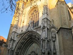 サン　ソーヴール大聖堂（Cathédrale St.Sauveur）

5世紀から17世紀にかけて増改築が繰り返されたので、
ロマネスク・ゴシック・ルネッサンス・フランボワイヤンなど
様々な建築様式が見られるそう。

