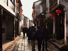 山塘街　その通りはお土産屋さんが並んでいて、平江路との雰囲気が違う。