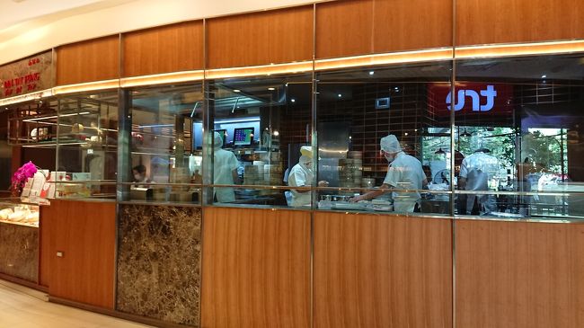 DIN TAI FUNG はバンコクに数店舗ありますが、Central world は激混みで並んだし、Central embassy も並んだ。<br />でも、トンローのソイ８はいつでも大丈夫！<br />月末・金曜日の１３時でも、十分お席あります。<br /><br />お店はトンロー８の正面入り口を入ってすぐ右側にあります。<br /><br />お決まりの飲茶作りも見えます。