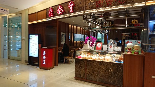 入口にお持ち帰りカウンターも。