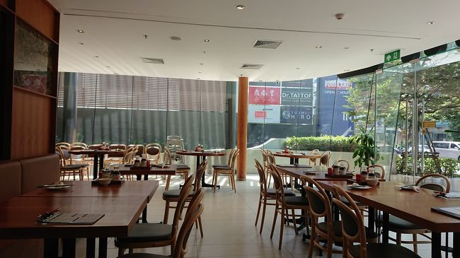 奥の席に座りました。<br />ガラガラ～