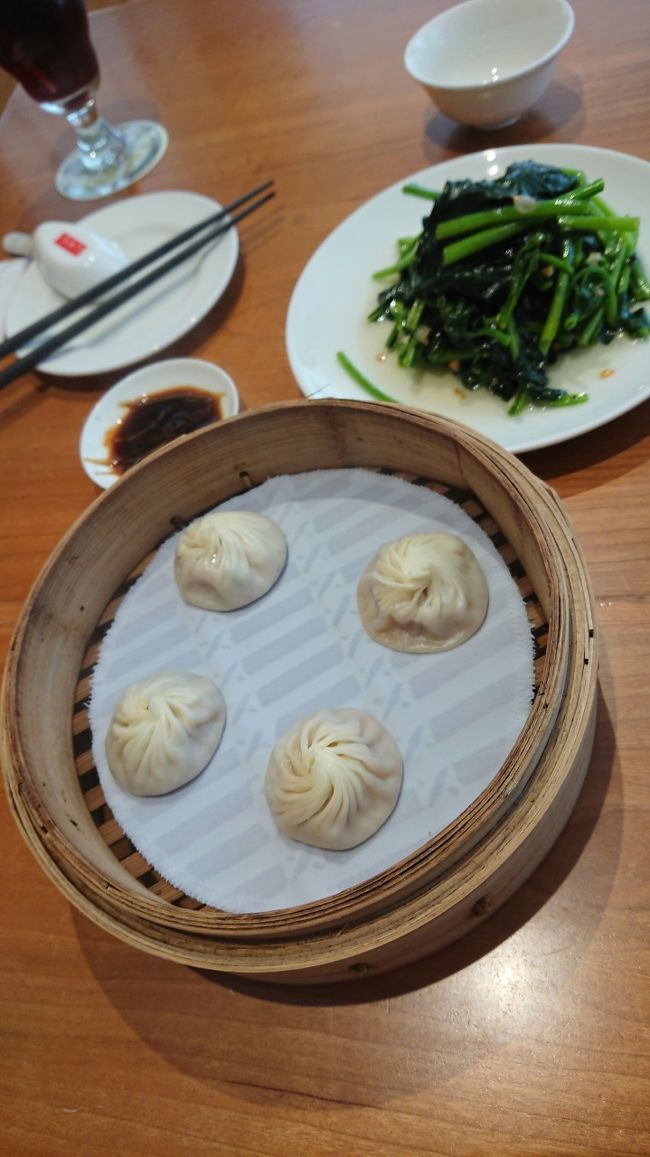 ほうれん草のニンニク炒めと、外せない豚肉の小籠包。<br />飲茶は4つか8つ入りを選べます。<br /><br />注文の方法は、シートに記入です。<br />メニューにも、シートにも番号が書いてあるし、写真付きメニューなので、分かりやすい。<br />シートを店員に出すと、注文を復唱してくれます。