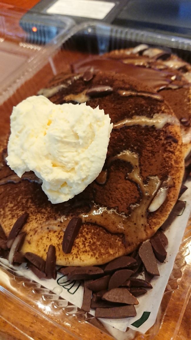 私が注文した、ティラミスのパンケーキ。<br />チョコレートがちょうどいい苦さで、マスカルポーネのクリームも甘すぎず美味しい！<br />お腹いっぱいだったけど、あっとゆー間に完食。<br /><br />食べ過ぎた1日でした(^^;