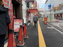 さて商店街に戻ってきて一蘭でラ－メンを食べます。誰も並んでない！