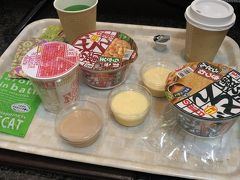 一人一個カップ麺とプリンを無料でいただきました。