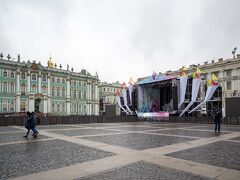 宮殿広場はカウントダウンの準備。
しかし人が少ない。。

モスクワは日中でもすごい人出なのに。
イルミネーションがないから?