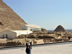 手前の白い建物が第二の太陽の船で奥の大きな白い建物が太陽の船を展示している太陽の船博物館です。
そして奥に見えるピラミッドがクフ王の王妃のピラミッド。