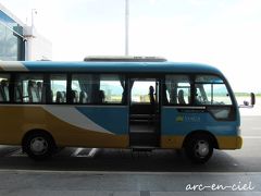 ダナン空港では沖止め。
この可愛らしいバスに乗って、移動。