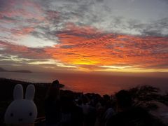 旅行日２日目(１２月２３日)、続きです。

早起きして、暗いうちにダイヤモンドヘッドを登り、頂上から日の出を見ることができました。
ハワイの晴れを見ることができて万々歳です。