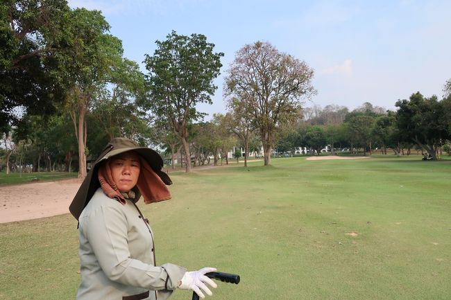■Bangpra Golf Club<br />太めキャディさん...前半はマズマズ、後半は疲れて、グリーン上に来るのが、<br />ようやっと....グリーンきても、息が上がりライン読みどころでない。残念。