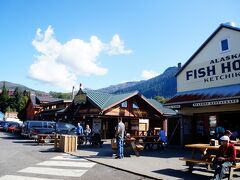 ケチカン Ketchikanに到着、アラスカ州で4番目の町で人口13000人。小さな町には年間100万人の観光客が訪れそのほとんどがクルーズ船の乗客です。ケチカンは漁業、先住民のトーテムポール、アメリカで最も雨の多い町のひとつ(年間約5000ミリ)として有名です。この日も幸いにして晴れです。