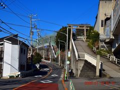 呑み屋街を抜けて線路沿いに北に進んでいくと、急な坂が表れる。
そこを上がったところにあるのが赤羽八幡神社 http://ak8mans.com/ です。
