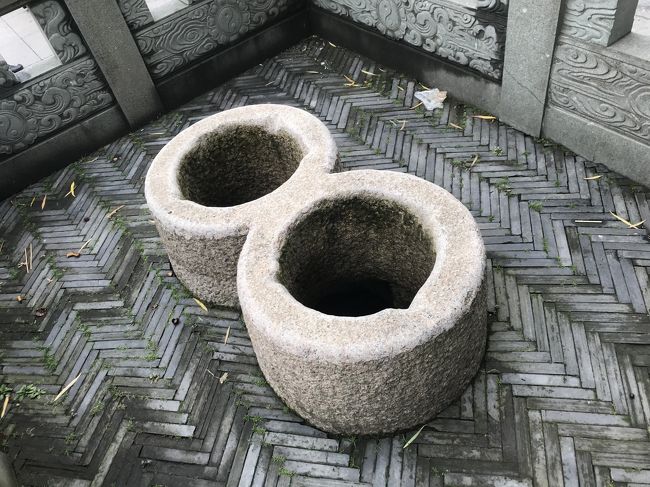 そしてこちらが、一説によると唐の宝暦年間（824～826年）までさかのぼるという井戸の本物。