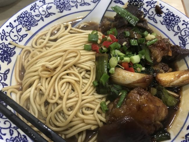 バス停に戻る途中の麵屋さんで羊肉麺を食べる。<br /><br />とろとろに煮込まれた羊肉が乗った和え麺。麺も、羊肉も旨い。そしてボリュームもたっぷり。<br /><br />地元の中学生に英語で話しかけられて、少しコミュニケーションをとる。