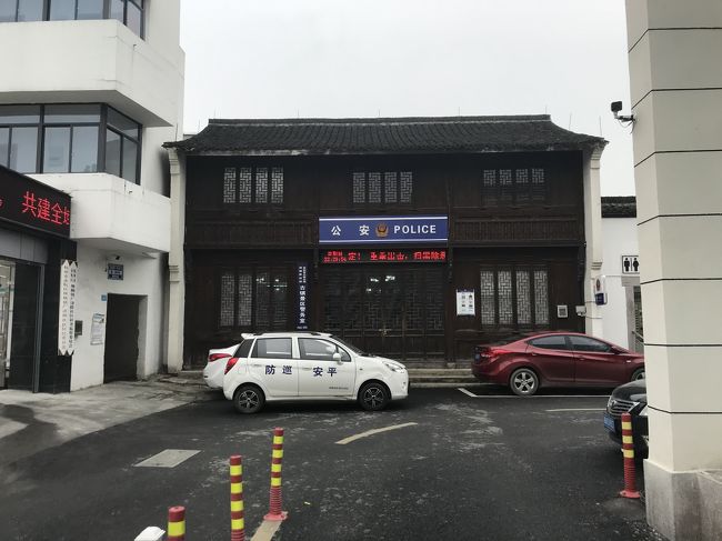 水郷の雰囲気に合わせた警察署。