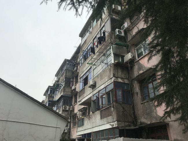 ちょっと外れると、こんな感じのマンション。これもまた中国っぽい感じがします。<br /><br />バス停に踊り、帰りのバスに乗り込もうとすると、運転手に「フー、イー、クー」と言われるも、何を言われているかわからず、困惑。すると、前にいたお姉さんが、ジェスチャーで、私たちが持っているペットボトルの水を一口飲め、と。あー、「喝一口」か。つまり、「毒でないことを飲んで証明しろ」ってことね。<br /><br />音が聞こえても、意味が分からなことってあるんだな。そんなこと言われてるなんて夢にも思ってませんでした。