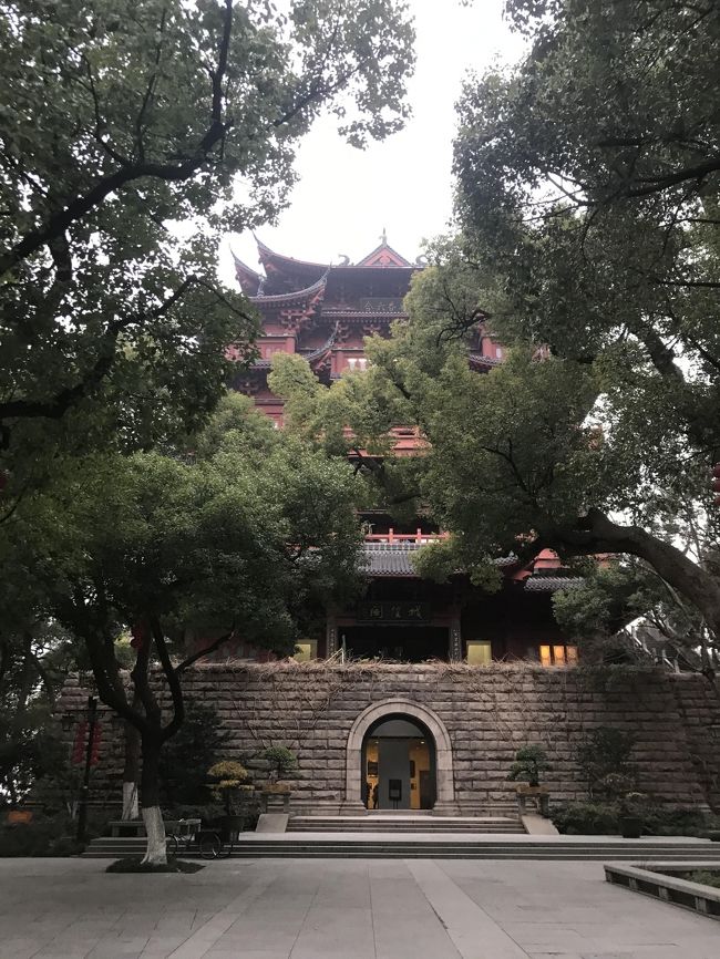 河坊街から呉山に上ります。<br /><br />呉山は９４メートルの小高い丘。<br /><br />太極拳してたり、体操してたり、地元の人たちの憩いのスペースになっています。