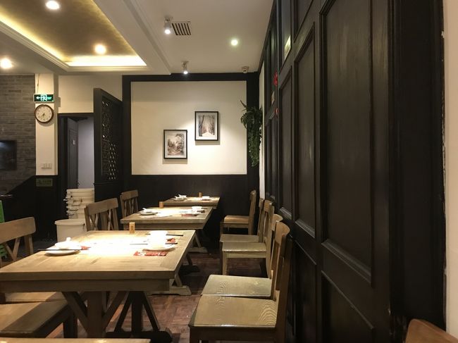 地元の人たちでにぎわってます。（たまたまこの辺は空いてるけど）