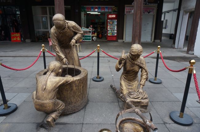 井戸のモニュメント。