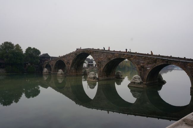 ７つのアーチがあります。