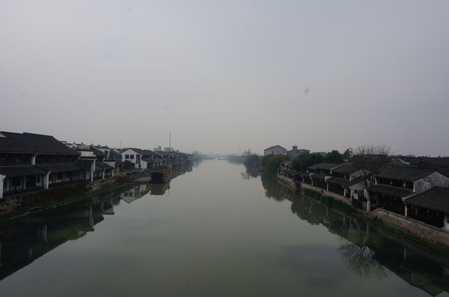 橋の上からの運河の眺め。