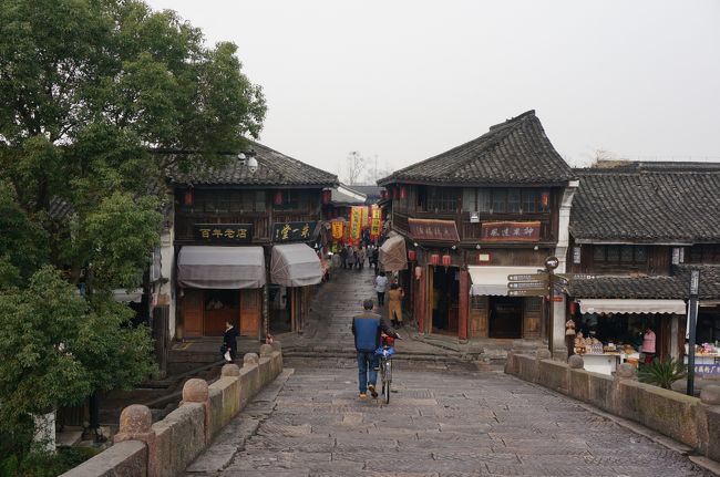 橋のたもとには町が広がります。