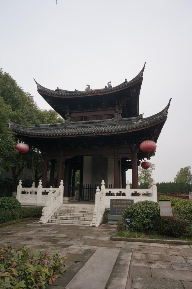 清の乾隆帝もこの景色を愛したらしく、石碑も残っています。