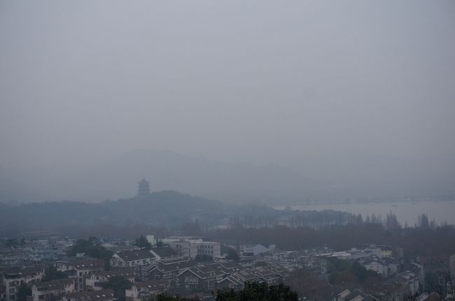 ４階の展望台から西湖を眺めるも、かなりかすんでしまっていて、ちょっと残念。