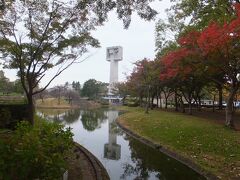 キャンパスの南にある松見公園。コイが泳ぐ池と奇妙な形の展望台があります。天気悪いし有料だったので登りませんでしたが。