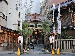 小網神社は、七福神の福禄寿を祀っています。
強運厄除の神・東京銭洗い弁天の杜として知られています。
現社殿・神楽殿は関東大震災後、昭和4年に竣工。明治神宮竣工にも尽力した宮大工・内藤駒三郎氏が指揮して建てられました。日本橋地区では唯一現存する戦前の神社建築で、中央区有形文化財に指定されています。総欅造りで重厚な彫刻が施され、特に向拝の昇り龍・降り龍は強運厄除の御利益のシンボルとして崇められています。