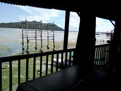 水上集落内のとあるローカルレストランで海を眺めながら…
