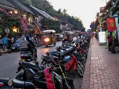 観光客でにぎわう、日暮れ前のシーサワンウォン通り。
バイクの路上駐車がなければ、世界遺産の街としての佇まいはもっと味わい豊かなものになるんでしょうがね。