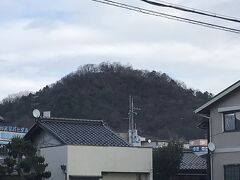 多分ですが、高確率でこの写っている山が佐和山城跡だと思います。

本当は、現地攻略したかったのですが、断念しました。
駅には、佐和山城跡への行き方も書かれていたのですが、見てみると、佐和山城跡は山の上で、道も、途中からハイキングコースになっていて、これは、何も装備を整えていない＆時間もそこまで無い我々には現地攻略は難しいのでは、と判断しました。

そこで、佐和山城跡がある山が見える辺りまで行って、山だけ写真におさめてみました(^_^;)。