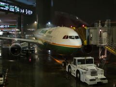 2012年（H24）4月27日（金）
ゴールデンウィーク（GW）に突入する日の夜、成田空港1タミ南ウイングから、エバー航空のチャーター便でグアムへと向かいました。
旅行会社は、世間をお騒がせした「てるみくらぶ」でした。このときも確かに安くて、総額40,330円でした。
ただし、機内食は無くて、飲み物とバナナ1本だけでした。
