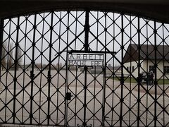 ウィーンから朝早く電車でミュンヘンに移動しました。

ホテルに荷物を預けた後はダッハウへ
ミュンヘン市内の電車はゾーンごとに料金が区切られていて、主な観光スポットはゾーン1ですが、ダッハウはゾーン2でした。
ダッハウの駅に着いた後はバスに乗って強制収容所へ
観光客が多いので、バスはすぐに見つかりました。

強制収容所としてはアウシュビッツが一番知られているけれど、ここダッハウはナチスの強制収容所の中でも最も古くからあった場所として知られています。
ウィーンからの電車の中でガイドブックを読んでいた時に見つけ、予定にはありませんでしたが急遽行くことにしました。

私が訪れた時も社会科見学の学生さん達が大勢訪れていました。
この100年以内に起きていた事として考えられないような展示に考えさせられました。