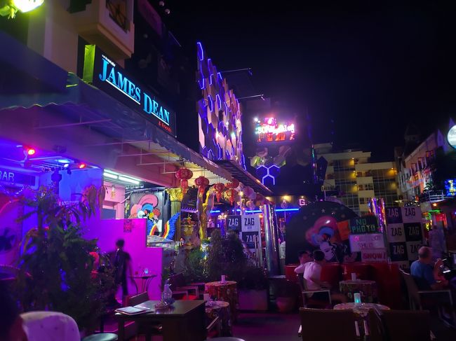 タイ、プーケットに、着いたのは、<br />飛行機の到着が2時間遅れで、<br />翌日のAm1：30でした。<br />私はゆっくり休みたかったのですが、<br />友人がお腹がすいたというので、<br />食事に、プーケットの夜の街に、出ました。<br />店の看板で、ピンとくる人はわかるのですが、<br />なんと、座ったところが、ゲイの人たちの、<br />集まるレストランだったのです。<br />周りは男ばっかり。。。<br />我々も2人だったので、そう思われたと思います。<br />この世界の勉強をしてまいりました。<br /><br />