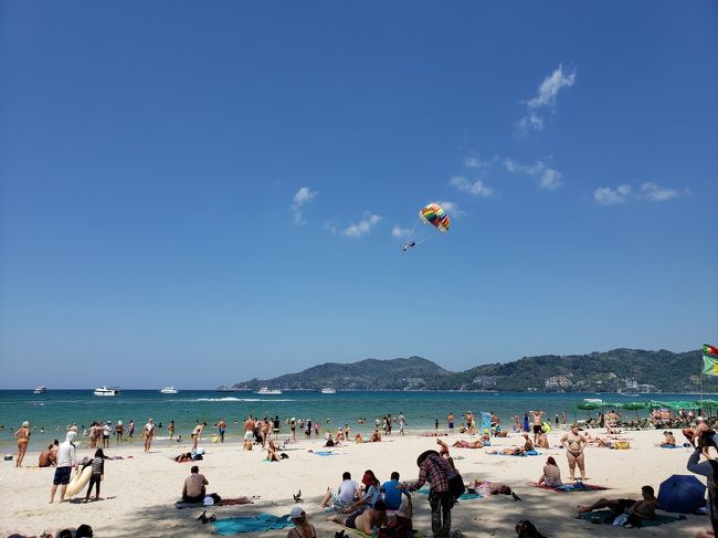 プーケットのパトン地区の海岸です。<br />パラセーリングで楽しんでる人たちもいました。<br />ここで、ゆっくり過ごしました。