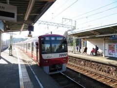 神武寺駅に停車する電車はその多くがエアポート急行です。
なお、急行、特急ともに逗子線内は各駅に停車します。