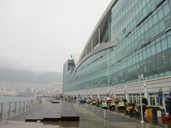 旅行中、滅多に雨に降られないんですが、この日はあいにくの天気でした。